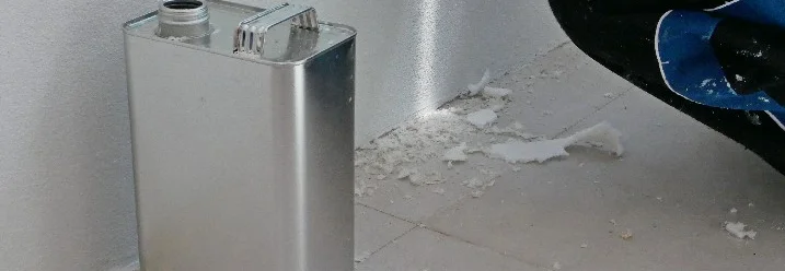 Metallkanister auf Fliesenboden